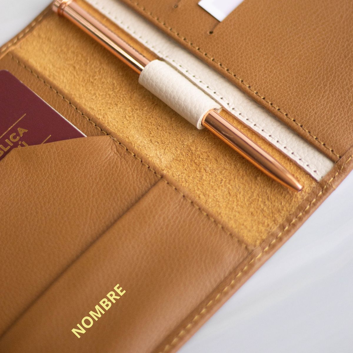 Portapasaporte  personalizable - camel