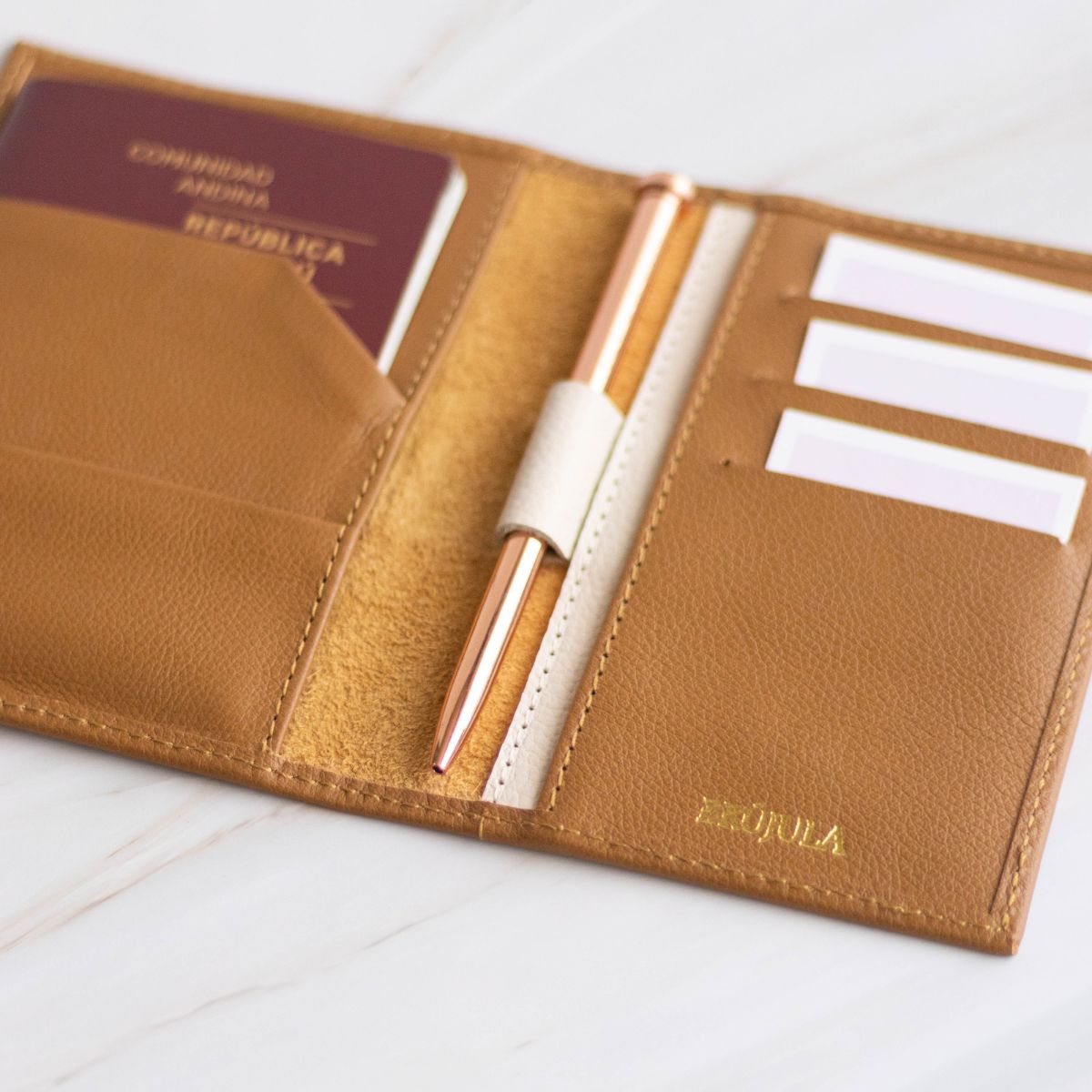 Portapasaporte  personalizable - camel