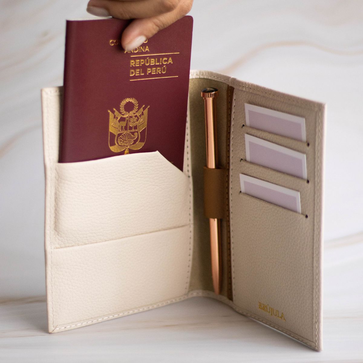 Portapasaporte  personalizable - hueso